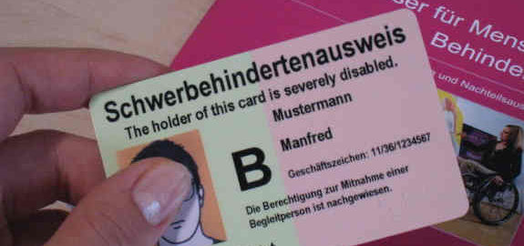 Foto vom Schwerbehindertenausweis und einer Broschüre